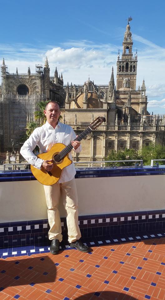 Actuación del guitarrista de boda Javier Ruiz  en frente de la catedral de Sevilla